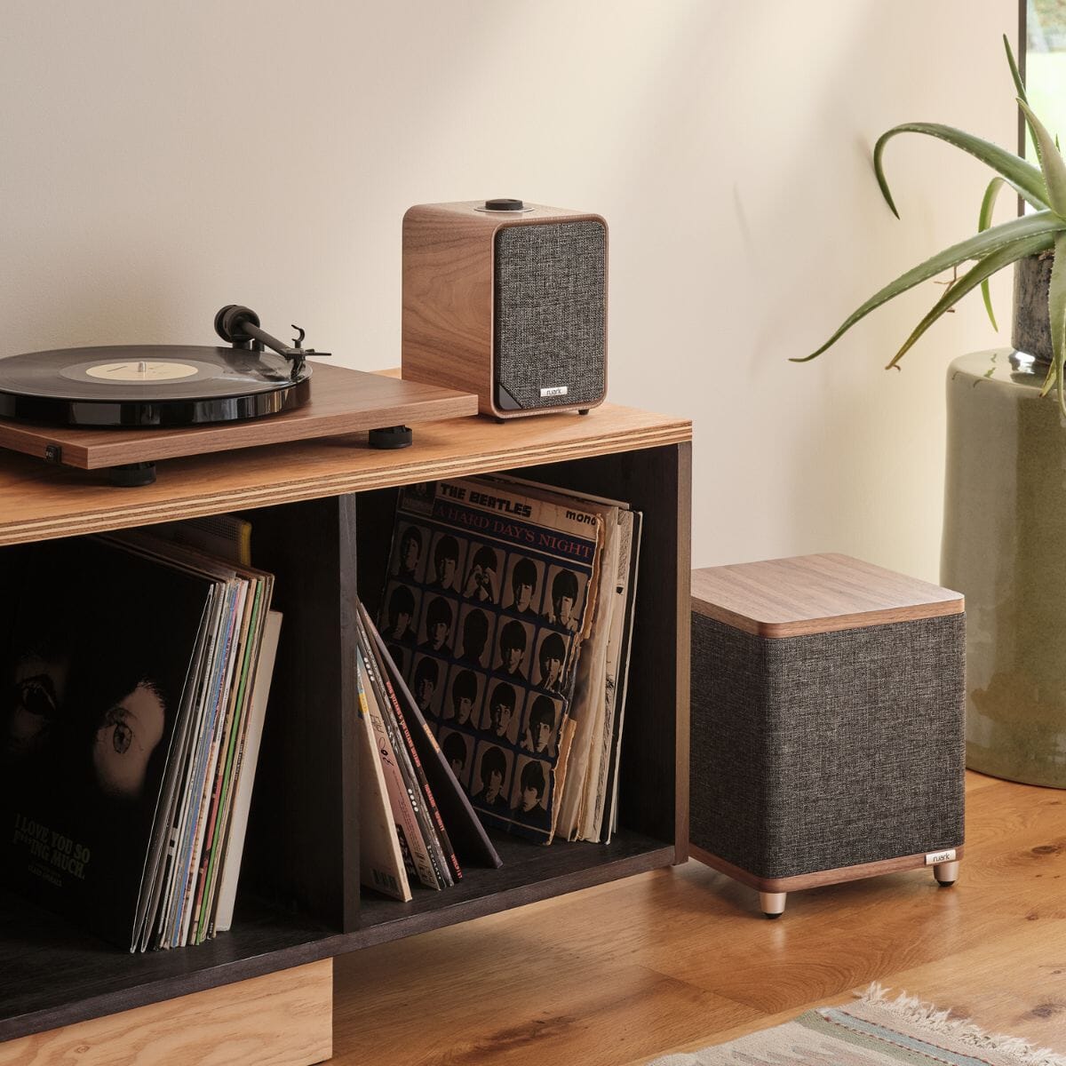 Ruark MR1 Active Bookshelf Speakers with Pro-Ject E1.2 Turntable Set - K&B Audio